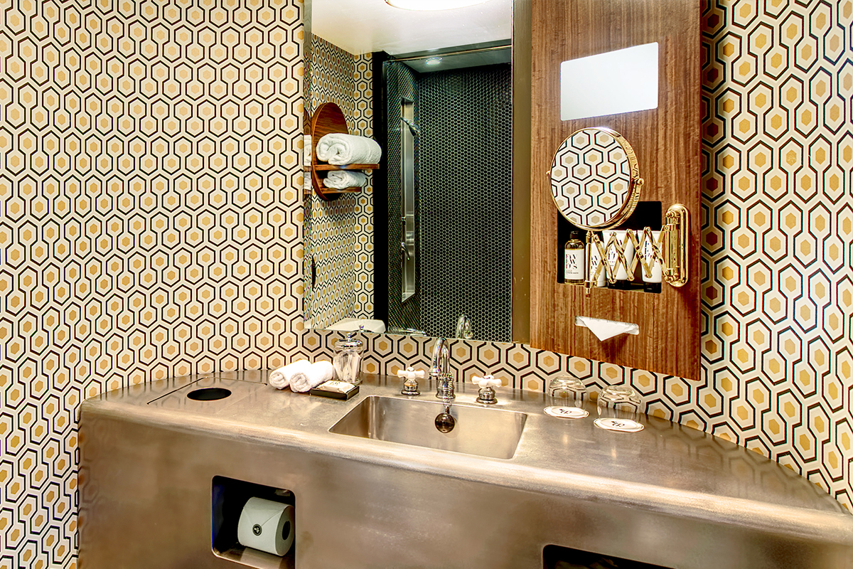 Deluxe Suite bathroom