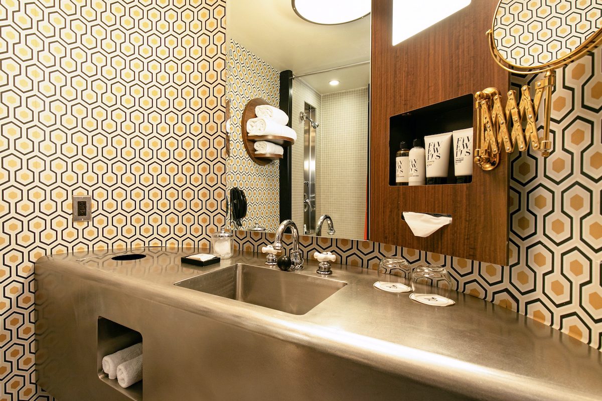 studio king bathroom
