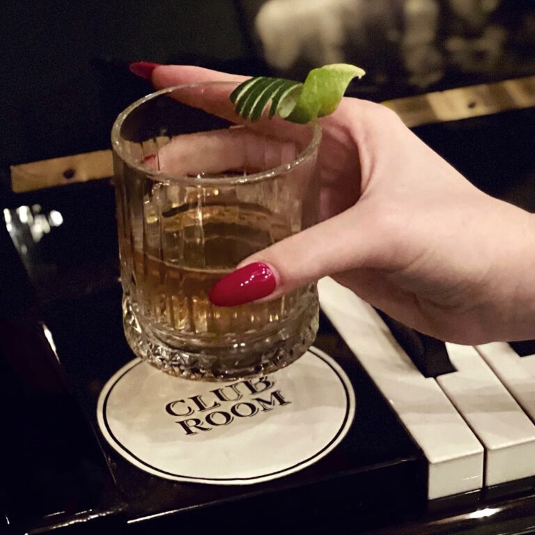 Fall In Love With Club Room